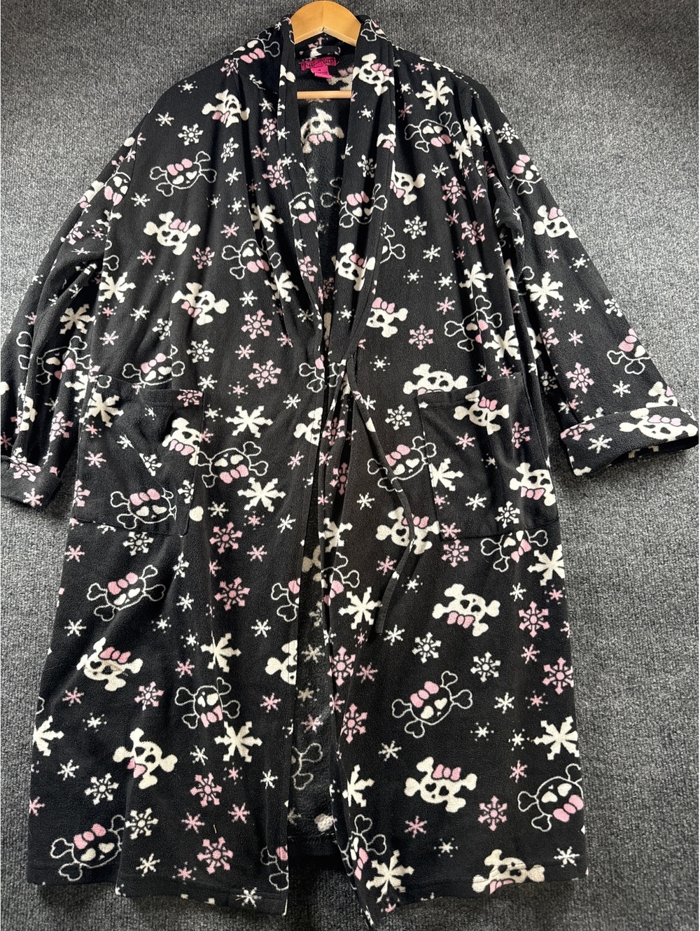 Kat Nap Womens M Black Fleece Robe Skull Crossbones Snowflake Pink Cozy Goth